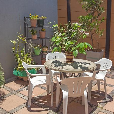 Spacious Garden Cottage Йоханнесбург Экстерьер фото