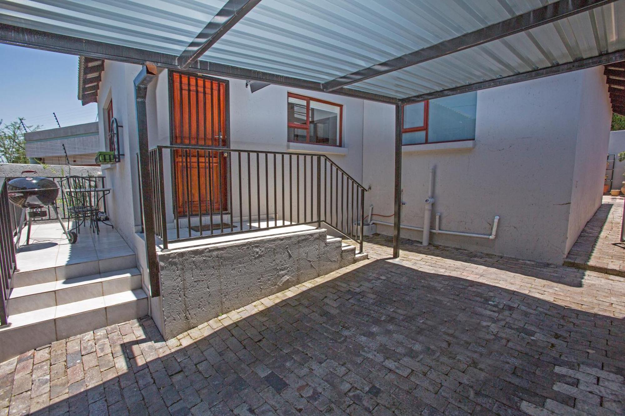 Spacious Garden Cottage Йоханнесбург Экстерьер фото