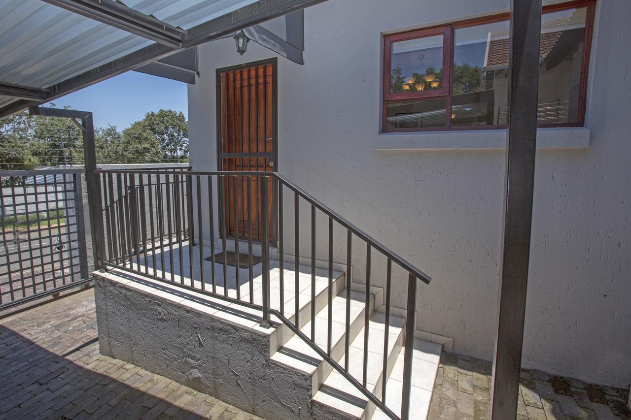 Spacious Garden Cottage Йоханнесбург Экстерьер фото