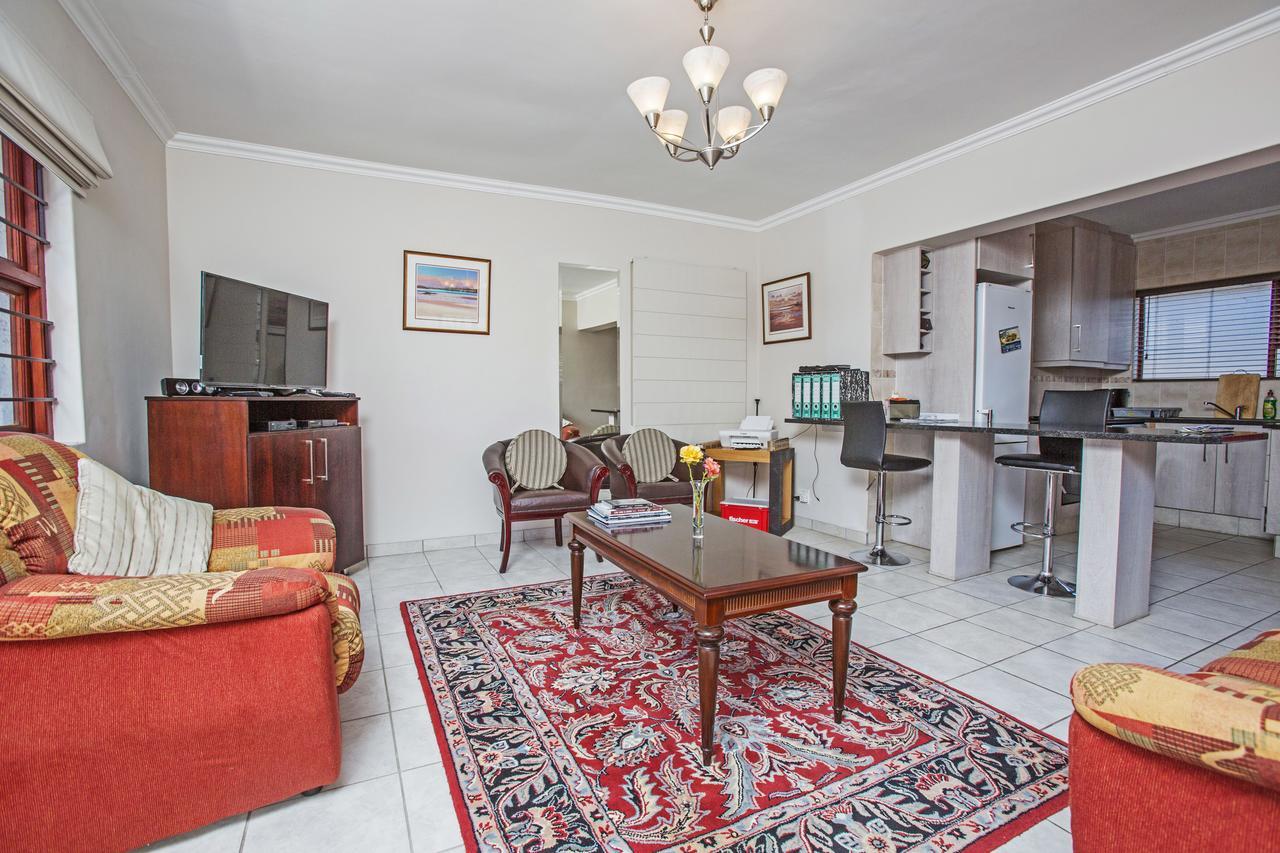 Spacious Garden Cottage Йоханнесбург Экстерьер фото